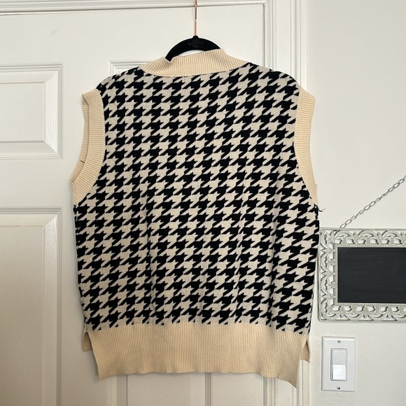 Houndstooth Oversized Sweater Vest - Picture 3 of 3